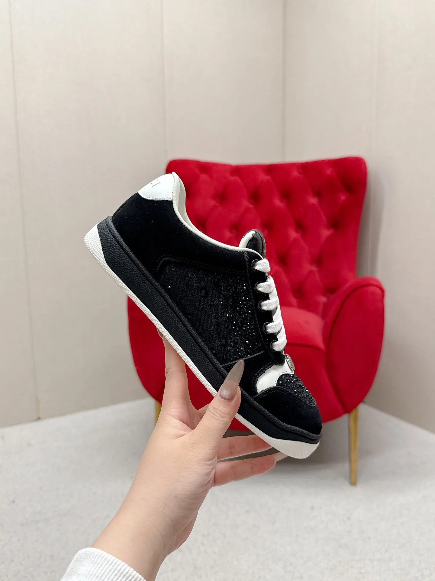 👟👟Ex-factory price 480👟👟 Gucci————Purchase version GG series distressed dirty shoes-hot style is coming! 9 times out of 10 sales, you will definitely get the money. Ready stock! Spot goods! Spot goods! New colors added - the ultimate version on the market! Purchase the original version and develop it... fabric, material, outsole, and details can be compared at will! Open-mold Swarovski one-to-one replica rhinestone chain...Metal cherry pendant...Metal double G crystal cylindrical mark...Gucci original customized narrow webbing...Super flash series - flash diamond chain. The cherry decoration is detachable and can be changed into two to match with each other to show your personality. Exclusive color-brushed cowhide fabric. Hand-made distressed is very textured and has a sense of luxury! The details of the workmanship can be seen in the drawings, and no line is missed. The original terry cloth is delicate, soft and more comfortable and breathable. The privately stamped two-color original TPU outsole (lower layer is wider, upper layer is narrower). Matching packaging⭐️ Size: Female 35-40 (Female 41)